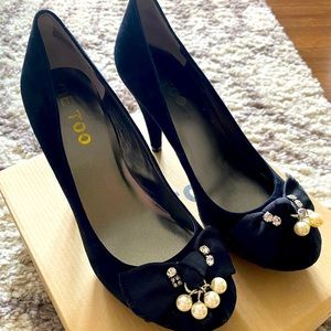 Me Too Black Suede Pumps With Bows & Pearls Size 6